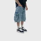 Bermuda baggy de denim color celeste con lavado ácido, estilo cargo, con bolsillos laterales con solapa y cierre de botones.