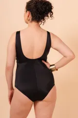 Malla entera negra con escote en V y detalle trenzado en la cintura. Reforzada en abdomen para efecto reductor. Confeccionada con tela que contiene fibra LYCRA® XTRA LIFE™.