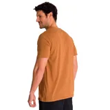 Remera color marrón de manga corta con logo de Caterpillar (CAT) estampado en el pecho.