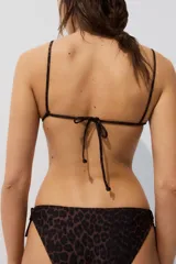 Top de bikini triangular con estampado de leopardo, copas con relleno extraíble y tirantes ajustables con lazo en la espalda.
