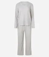 Conjunto de pijama largo color gris claro con pequeños lunares blancos. El top es de manga larga con escote en V y el pantalón tiene cintura elástica.