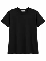 Remera de manga corta color negro, de corte clásico y cuello redondo.