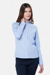 Camisa celeste a rayas verticales, de corte entallado y manga larga.