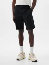 Bermuda de gabardina color azul marino, corte recto y largo a la rodilla.