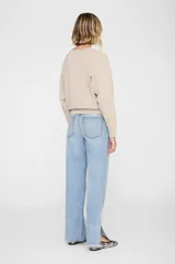 Buzo estilo collegiate de corte shrunken, confeccionado en algodón fleece. Presenta cuello redondo, puños y ruedo acanalados, paneles laterales acanalados y estampa frontal con la inscripción PARIS ANINE BING.