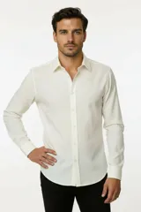 Camisa de poliéster color marrón, de corte holgado, con mangas largas, cuello camisero clásico y cierre frontal de botones.