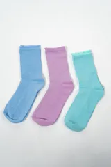 Pack de tres pares de medias de caña media acanaladas, en colores celeste, lila y turquesa.