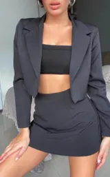 Short pollera negro de crepe con corte mini.