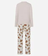 Pijama de dos piezas confeccionado en tejido plush de tacto suave. La blusa es de manga larga, color rosa claro, con cuello redondo y un bolsillo frontal aplicado con estampado de ositos. El pantalón es de corte recto, color blanco, con estampado integral de ositos y cintura elástica.