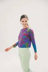 Remera de mangas largas con estampado de hortensias en tonos azul, verde y violeta.