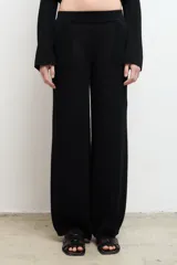 Pantalón negro de punto con bolsillos laterales y corte palazzo.