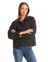 Chaqueta capitoneada de color negro con diseño de rombos, cuello con solapa, cierre frontal con botones metálicos y bolsillos delanteros.