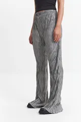 Pantalón de poliéster color lila con efecto metalizado y textura corrugada.