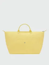 Bolso de viaje grande Longchamp de la línea Le Pliage One, en color gris oscuro con asas y solapa frontal en cuero sintético negro. Cuenta con cierre de cremallera superior y solapa con botón a presión.