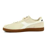 Championes Diadora modelo Tokyo, color beige con detalles en blanco y suela marrón. Zapatillas de estilo casual con capellada de gamuza y logo de la marca en el lateral.
