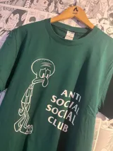 Remera verde con estampado de Calamardo de Bob Esponja y el logo de Anti Social Social Club en blanco.