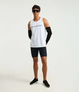 Bermuda deportiva masculina color negro, de corte ajustado tipo biker, confeccionada en microfibra con compresión y bolsillos laterales.