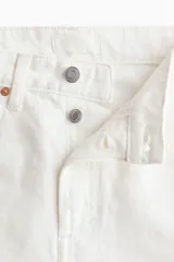Bermudas de cinco bolsillos en denim de algodón rígido, corte de talle alto con cierre de cremallera y botón, en color blanco.