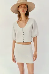 Falda mini de punto color gris claro, de corte evasé y cintura elástica.