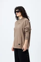 Canguro negro con capucha y bolsillo delantero. Presenta un bordado frontal y trasero con lettering “Mont Saint-Michel”.