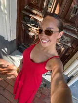 Vestido largo negro de viscosa, con escote en V y tirantes finos.