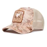 Gorra trucker color beige con estampado abstracto y parche bordado con la imagen de un caballo y la palabra "Stallion".
