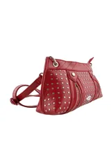 Cartera bandolera color marrón con acabado brillante, decorada con múltiples tachas metálicas plateadas y cierres decorativos frontales. Incluye un aplique metálico en forma de labios en el centro y correa ajustable.