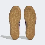 Championes Adidas Gazelle Indoor color rosa con detalles en negro y suela color caramelo.