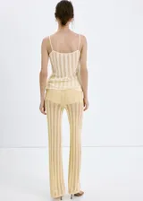 Pantalón largo de punto en color amarillo, con diseño wide leg y forro interior, cintura ajustable con goma.