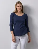 Remera de algodón negra, de corte clásico, con mangas tres cuartos y cuello redondo.
