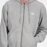 Campera gris de New Balance con cierre frontal, capucha con cordones, bolsillos laterales y logo bordado en el pecho.