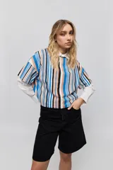 Bermuda de denim negro con fit relajado y largo a la rodilla, de diseño clásico y versátil.
