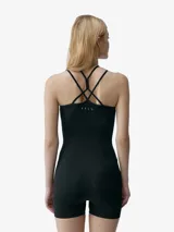 Monohid y enterito deportivo negro de activewear con diseño sin costuras, escote redondo y tirantes dobles finos, ajustado al cuerpo con short corto.
