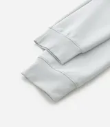 Pantalón deportivo masculino liso color negro, con ajuste elástico en la cintura y bolsillos laterales.