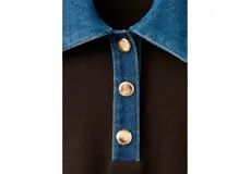 Chaleco de punto color marrón, con cuello polo y cierre frontal parcial con botones dorados, y detalles en denim en la zona del cuello.