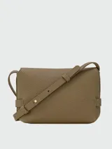 Cartera cruzada Longchamp modelo Le Smart Flow S, confeccionada en cuero texturizado negro, con solapa frontal y cierre metálico dorado. Cuenta con correa fina ajustable para llevar al hombro o cruzada.