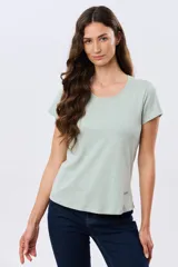 Remera básica de algodón color negro, con cuello redondo y mangas cortas de corte clásico.