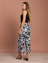 Pantalón fluido de corte recto y largo midi, con estampado abstracto en tonos azul, negro y crema. Presenta cintura elastizada en la parte posterior y bolsillos laterales delanteros.