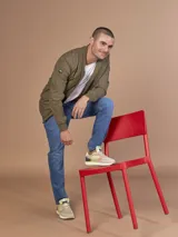 Campera bomber color verde militar, con cierre frontal y bolsillos laterales.