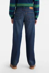 Pantalón de jean azul de corte recto, con tiro medio y cierre de botones.