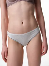 Bombacha tipo colaless de tiro medio, confeccionada en algodón con elastano. Presenta un diseño liso en color beige con terminaciones de bies elástico en contraste blanco y negro en la cintura y los bordes de las piernas.