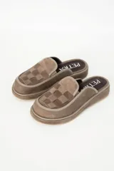 Zueco destalonado de cuero color marrón topo, con plataforma baja y empeine con diseño trenzado en patrón de cuadros.