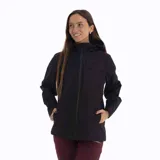 Campera impermeable negra con capucha, cierre frontal completo y bolsillos laterales. Confeccionada en tejido técnico resistente al agua y al viento, diseñada para actividades al aire libre y uso urbano.