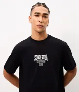 Remera de algodón negro con cuello redondo y mangas cortas, de calce cómodo. Cuenta con una gran estampa en la espalda que incluye ilustraciones mitológicas e inscripciones alusivas.