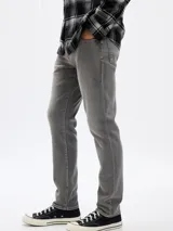 Pantalón de jean corte slim en color gris lavado, con cierre de botón y cremallera, bolsillos laterales y traseros.