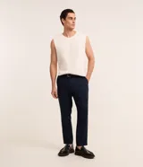 Pantalón de vestir color beige, de corte recto, confeccionado en lino y viscosa. Presenta cintura con trabillas, bolsillos laterales y traseros.