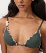 Top de bikini verde militar de corte triangular y diseño cortina, con pespuntes blancos en contraste y detalle de piedras decorativas en los breteles.
