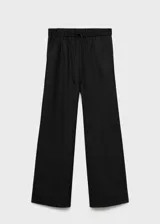 Pantalón de vestir negro de corte recto y pernera ancha, confeccionado en tejido fluido. Presenta cintura elástica con cordón ajustable y diseño de tiro medio.
