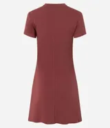 Vestido corto color ladrillo, confeccionado en tejido de punto rib de algodón y elastano. Tiene cuello redondo y mangas cortas.