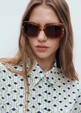 Camisa de manga larga con estampado geométrico, cuello camisero y cierre delantero de botones ocultos con tapeta.